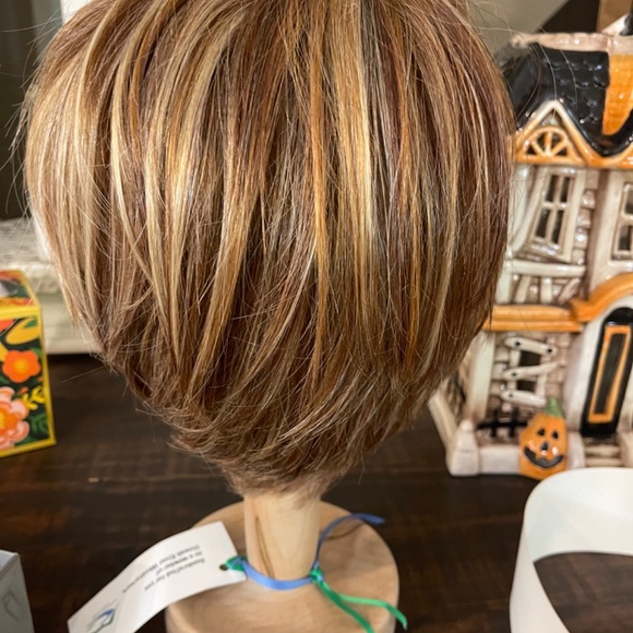 Raquel Welch Wig - Picture 3 of 4